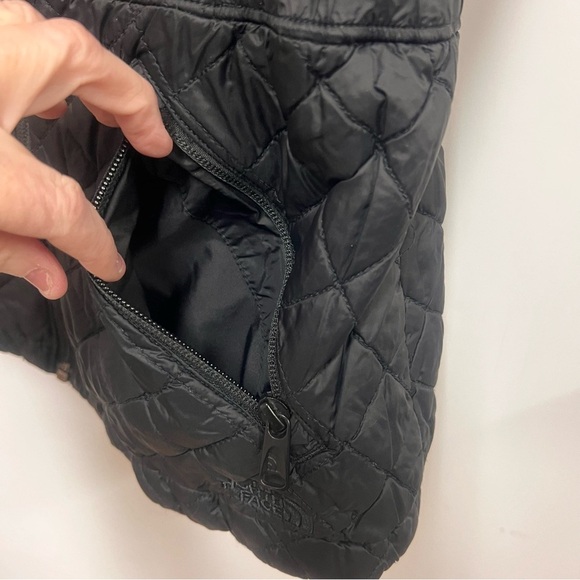 The North Face Quilted Zip Vest with elastic waistband and zipper pockets size M - Picture 4 of 15